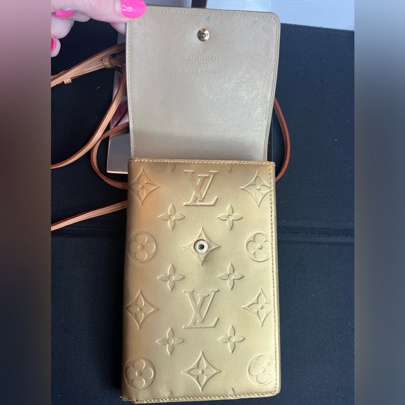Authentic Louis Vuitton Vernis Crossbody Wallet - Picture 7 of 14